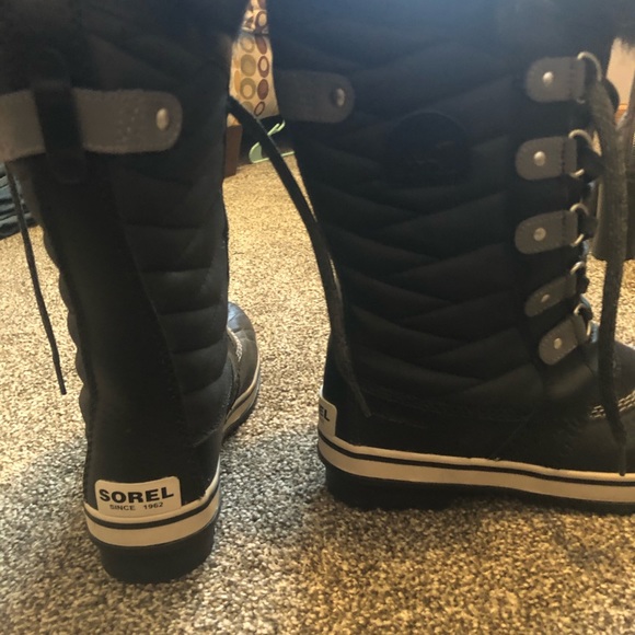 Sorel tie up boots - Picture 3 of 5
